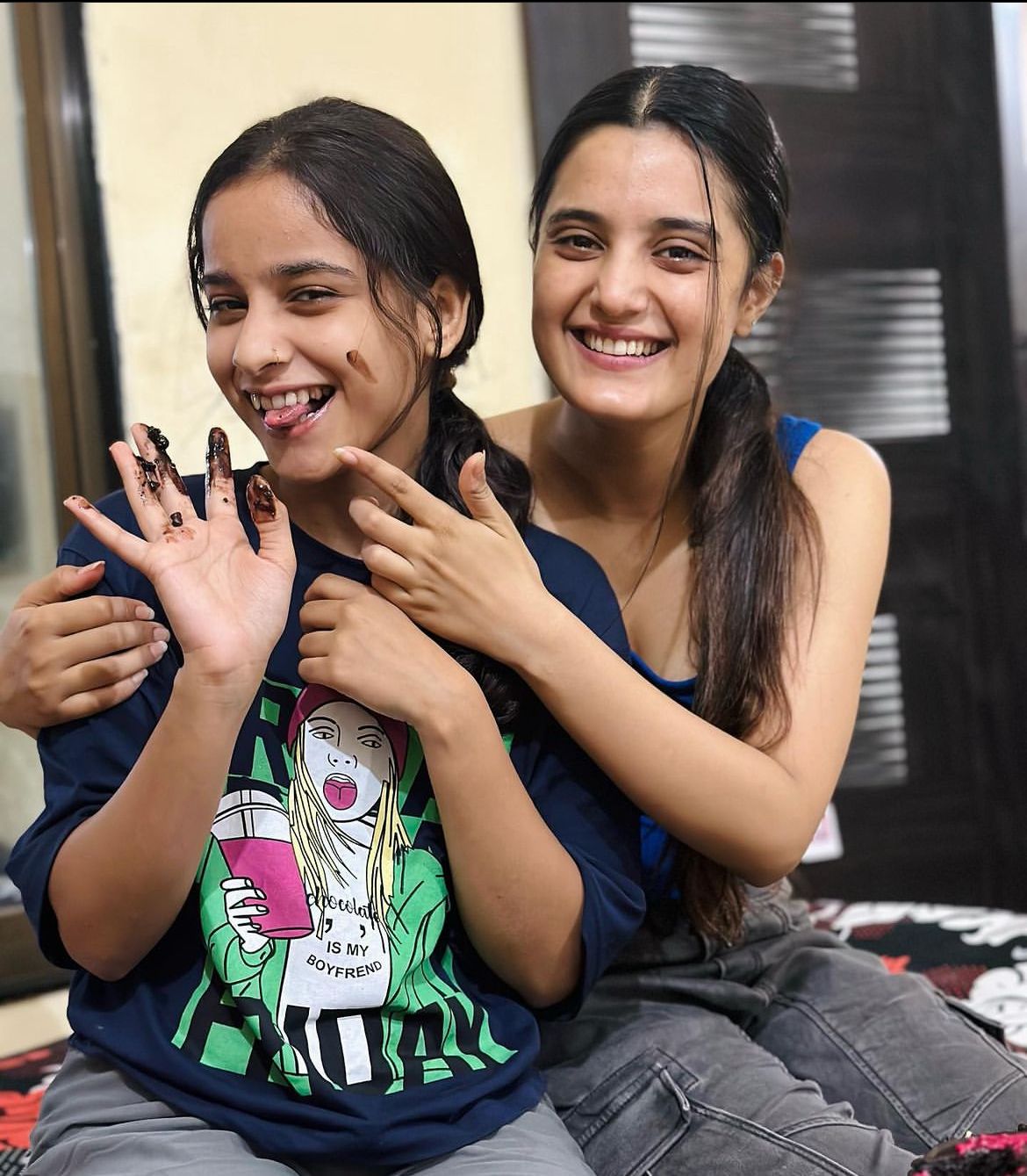 Ayushi Khurana from Star Bharat’s ‘Ajooni’ gave a surprise visit to her hometown to Reunite with her Family